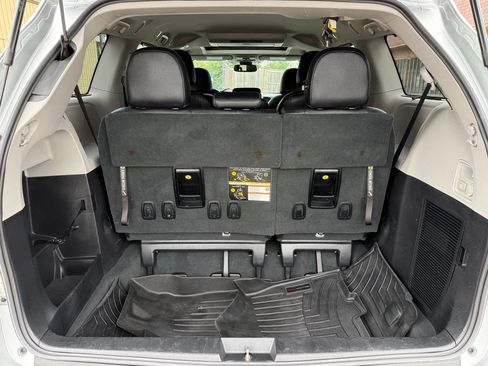 Used 2020 Toyota Sienna SE Premium w/ Nightshade Edition FWD image 18