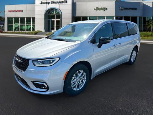 New 2026 Chrysler Pacifica Select image 3