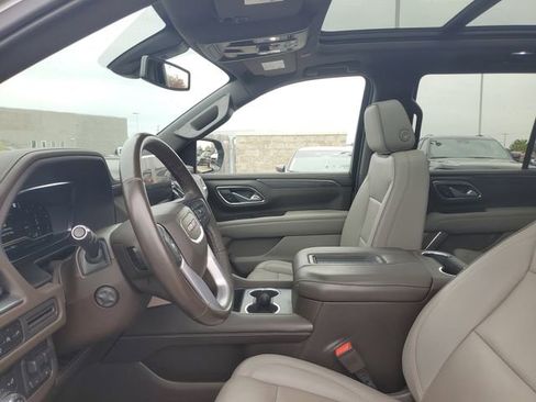 Certified 2022 GMC Yukon SLT w/ SLT Premium Package AWD/4WD image 18
