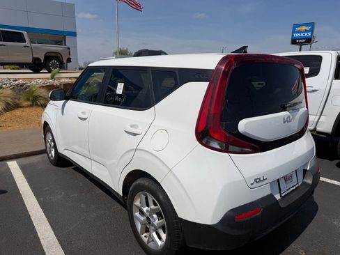Used 2022 Kia Soul LX w/ Technology Package image 3
