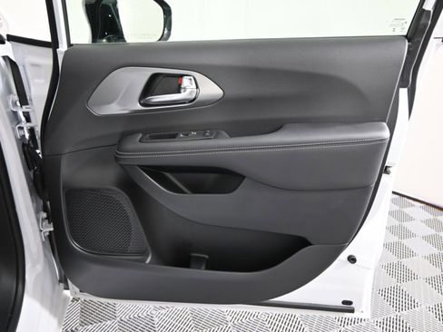 Used 2025 Chrysler Pacifica Select image 12