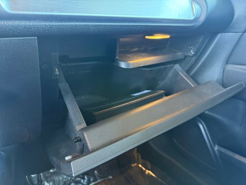 Used 2021 Mercedes-Benz GLB 250 w/ Premium Package image 24