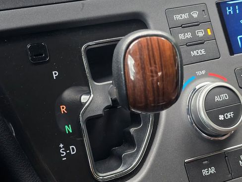 Used 2020 Toyota Sienna Limited image 42