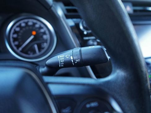 Used 2018 Toyota Camry LE image 27