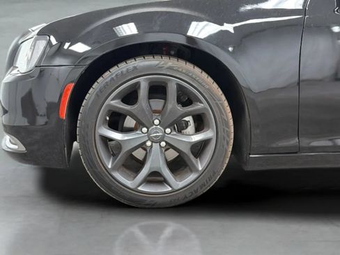 Used 2022 Chrysler 300 Touring w/ Sport Appearance Package RWD image 27