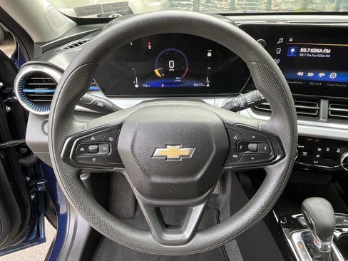 Certified 2024 Chevrolet Trax LT FWD image 11