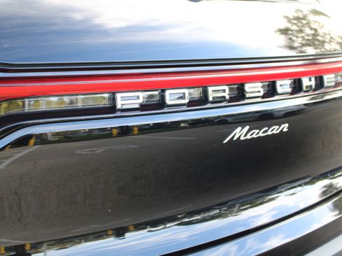 Certified 2025 Porsche Macan image 14