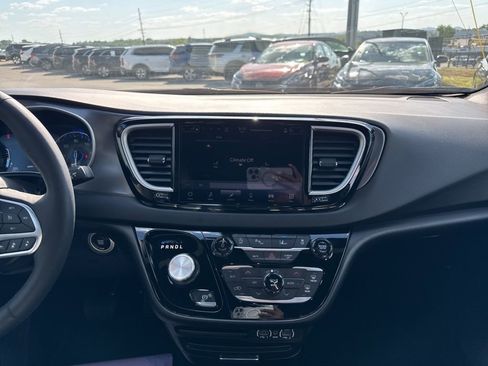 Used 2025 Chrysler Pacifica Select FWD image 21