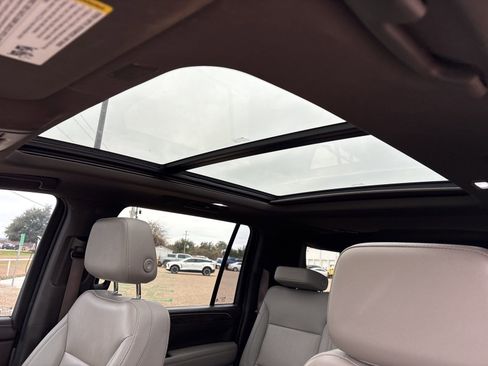 Used 2022 Chevrolet Suburban Z71 w/ Luxury Package image 10