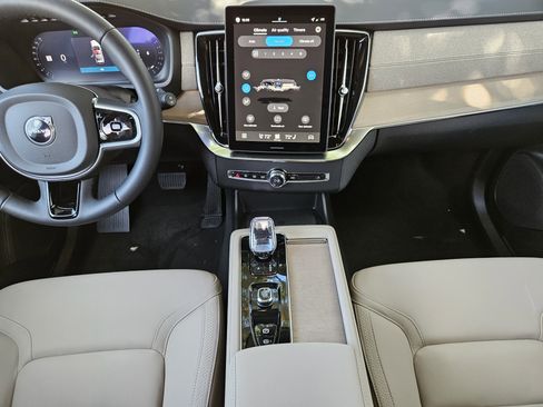 New 2026 Volvo XC90 B6 Plus w/ Protection Package Premier image 18