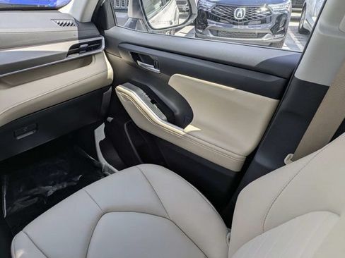 Used 2025 Toyota Highlander XLE FWD image 19