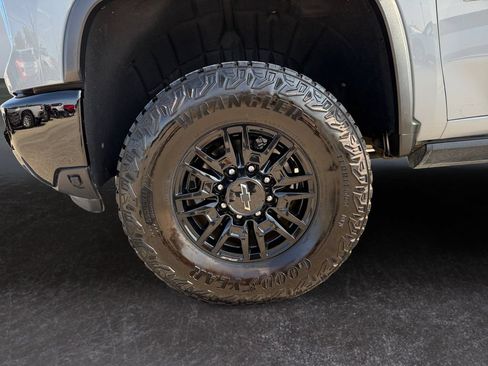 Used 2025 Chevrolet Silverado 2500 ZR2 w/ Technology Package AWD/4WD image 9