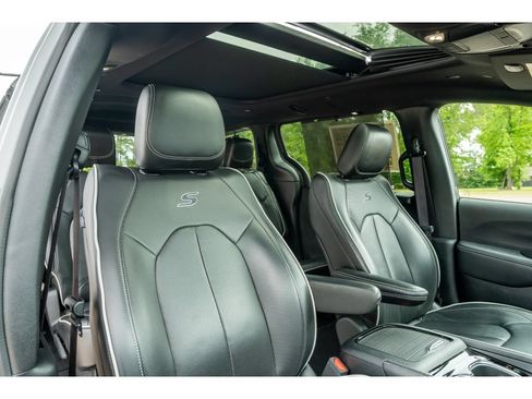 Used 2025 Chrysler Pacifica Limited FWD image 22
