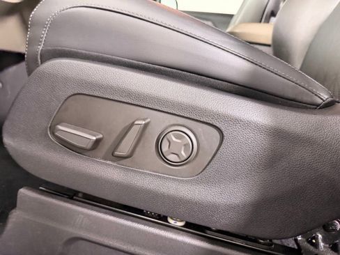 Used 2025 Kia Carnival image 25