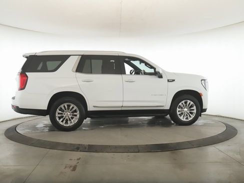 Used 2024 GMC Yukon SLT w/ SLT Luxury Package image 6