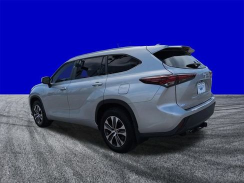 Used 2024 Toyota Highlander XLE AWD/4WD image 6