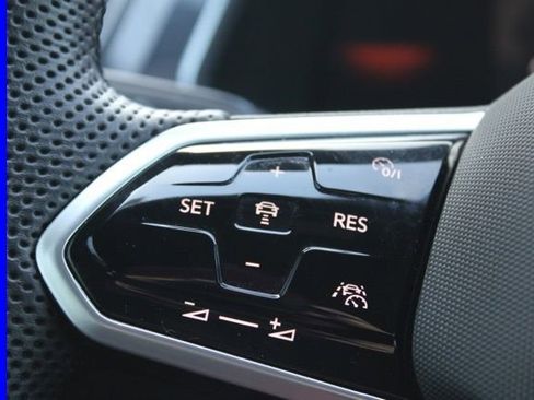 Used 2024 Volkswagen Tiguan SE R-Line image 31