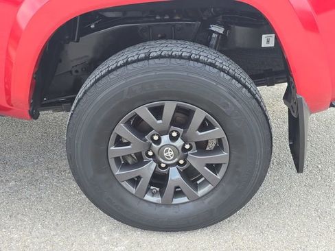 Used 2020 Toyota Tacoma SR5 w/ SR5 Appearance Package (SM) image 32