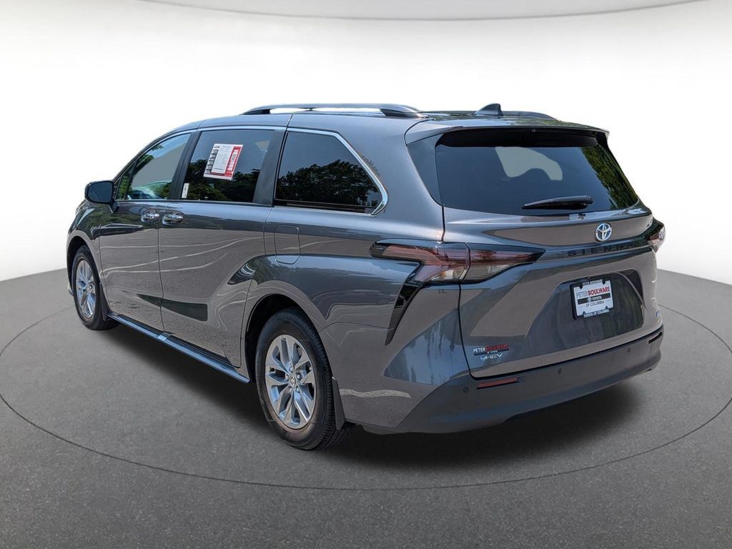 Used 2025 Toyota Sienna XLE w/ XLE Plus Package FWD image 4