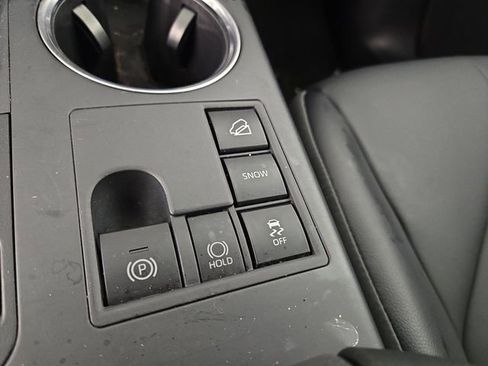 Used 2025 Toyota Highlander XLE image 28