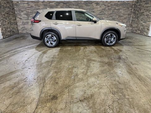 Certified 2025 Nissan Rogue SV image 4