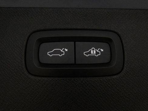 Used 2021 Volvo XC90 T6 Momentum w/ Protection Package image 37