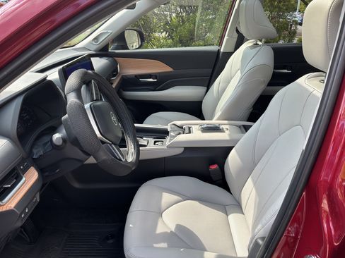 Used 2025 Toyota Grand Highlander FWD image 16