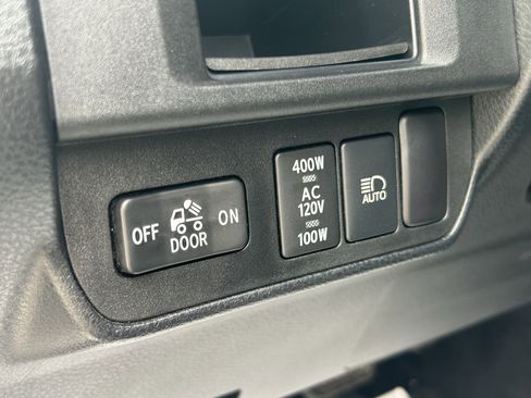 Used 2018 Toyota Tacoma TRD Sport AWD/4WD image 16
