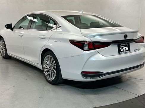Used 2021 Lexus ES 300h w/ Accessory Package FWD image 3