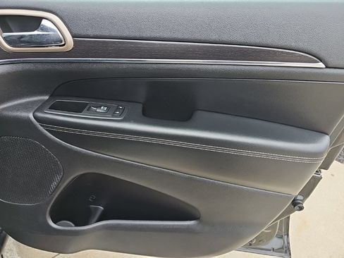 Used 2015 Jeep Grand Cherokee Limited AWD/4WD image 28
