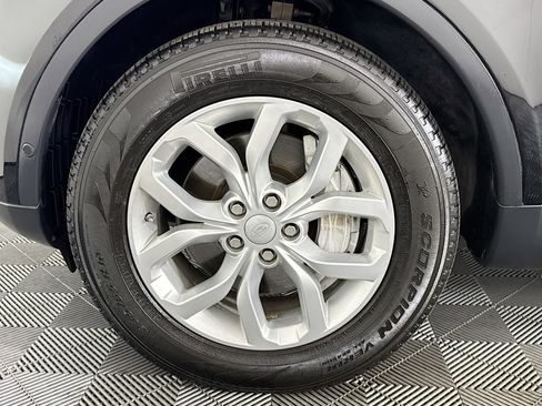 Used 2019 Land Rover Discovery SE image 37
