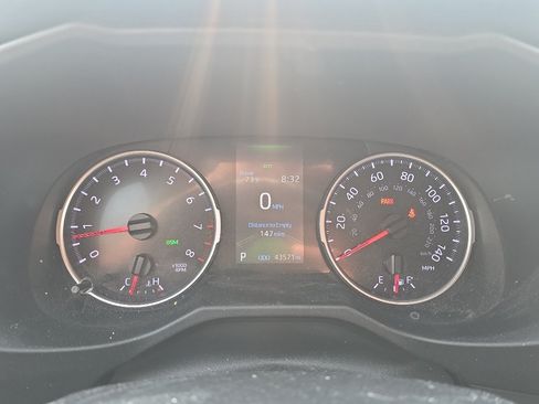 Used 2022 Toyota RAV4 LE AWD/4WD image 10