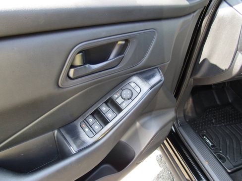 Used 2024 Nissan Rogue S AWD/4WD image 20