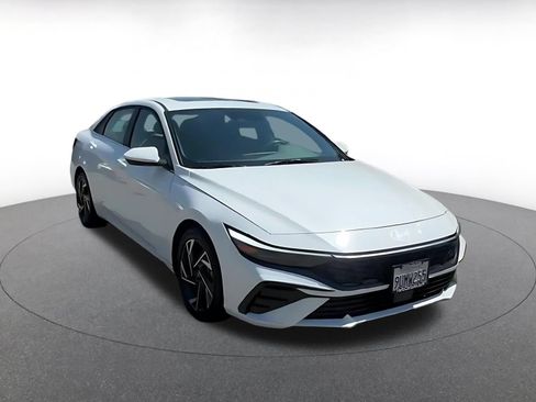 Used 2025 Hyundai Elantra SEL FWD image 3