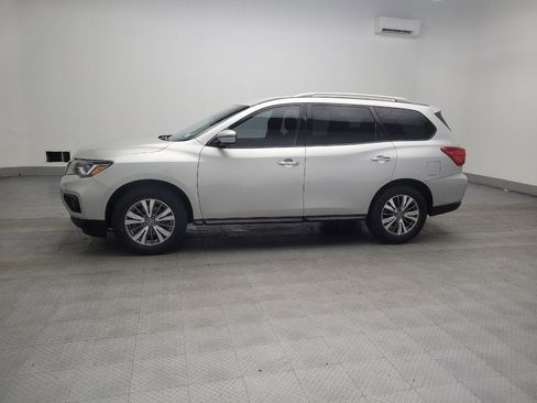 Used 2019 Nissan Pathfinder SV image 2