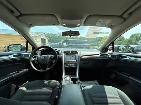 Used 2017 Ford Fusion SE w/ Fusion SE Technology Package FWD image 16