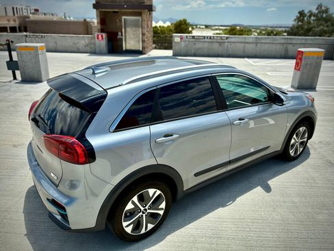 Used 2022 Kia Niro EX Premium FWD image 9