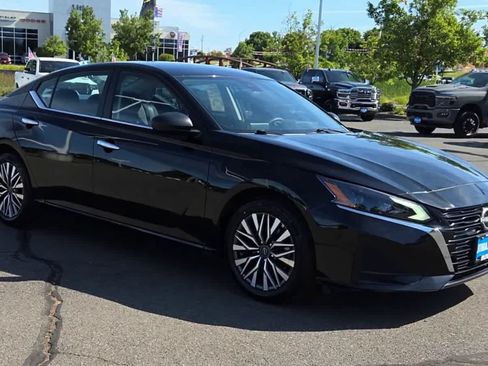 Used 2025 Nissan Altima 2.5 SV FWD image 2