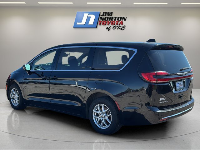 Used 2024 Chrysler Pacifica Touring-L FWD image 7