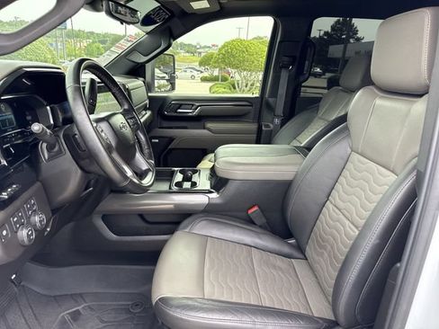 Used 2024 Chevrolet Silverado 2500 ZR2 w/ Technology Package AWD/4WD image 9