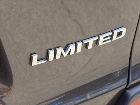 Used 2022 Jeep Cherokee Limited image 18