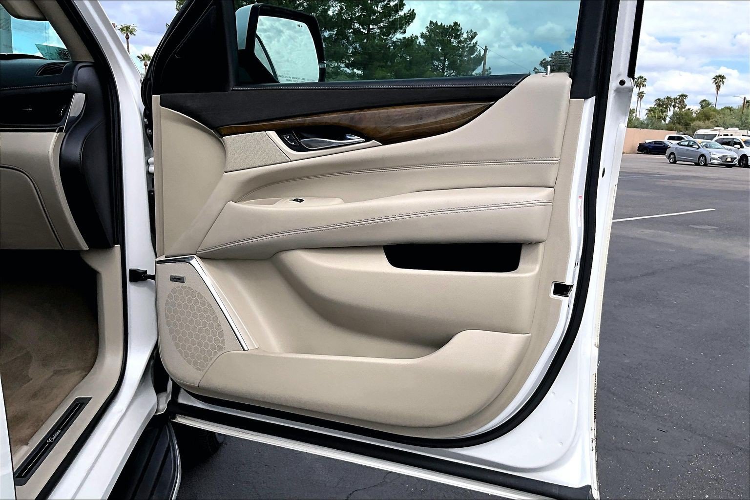 Used 2018 Cadillac Escalade Luxury AWD/4WD image 18