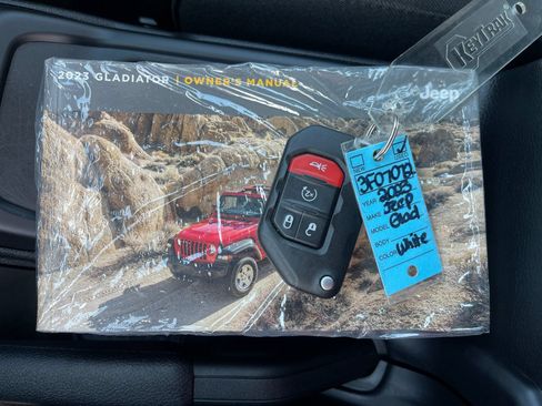 Used 2023 Jeep Gladiator Overland w/ Cold Weather Group AWD/4WD image 10