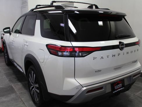 Used 2022 Nissan Pathfinder Platinum w/ Cargo Package AWD/4WD image 4