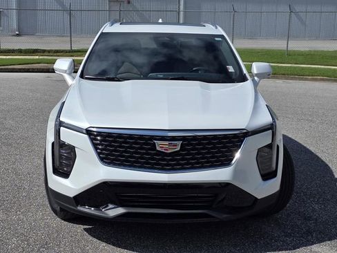 Used 2025 Cadillac XT4 Premium Luxury FWD image 2