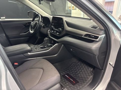 Used 2024 Toyota Highlander LE FWD image 12