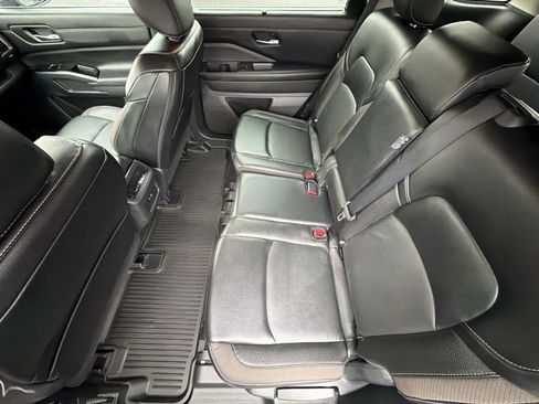 Used 2023 Nissan Pathfinder SL image 4