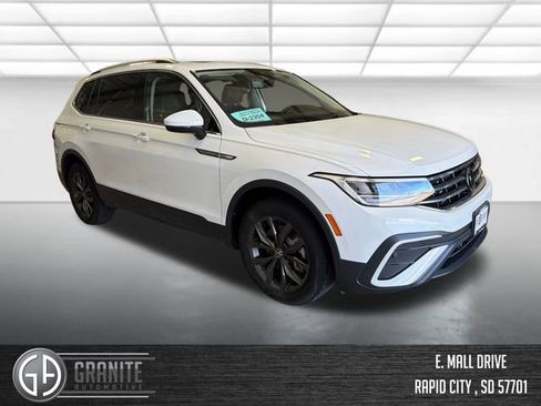 Used 2024 Volkswagen Tiguan SE w/ Panoramic Sunroof Package image 7