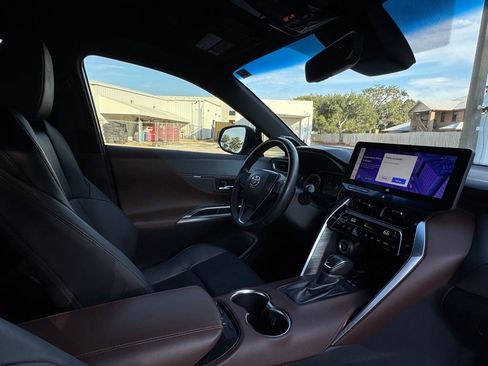 Used 2023 Toyota Venza XLE image 30