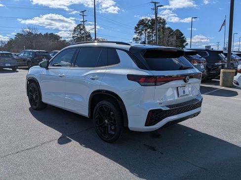 Used 2025 Volkswagen Tiguan SE R-Line image 5